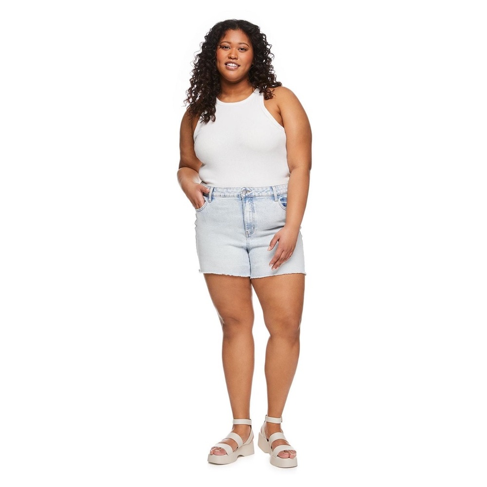 135. No Boundaries NWT Plus Women's Frayed Hem Short